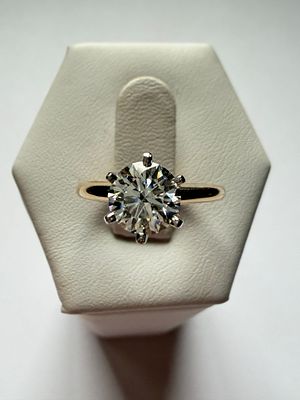 1.08 CT GCAL Certified Round Brilliant Diamond Ring. This elegant ring features a stunning 1.08 