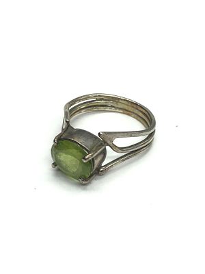 Sterling silver ring. Sterling ring with peridot gemstone. 4.07 grams total weight. Size 8 1/2.