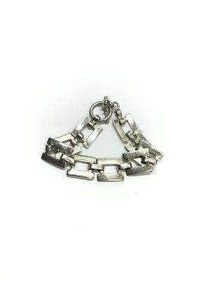 Sterling silver bracelet. Sterling bracelet weighing 25.78 grams total. 7.5 inches length.