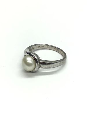 Sterling silver ring. Sterling ring with pearl center stone. 5.35 grams total weight. Size 10 1/2.