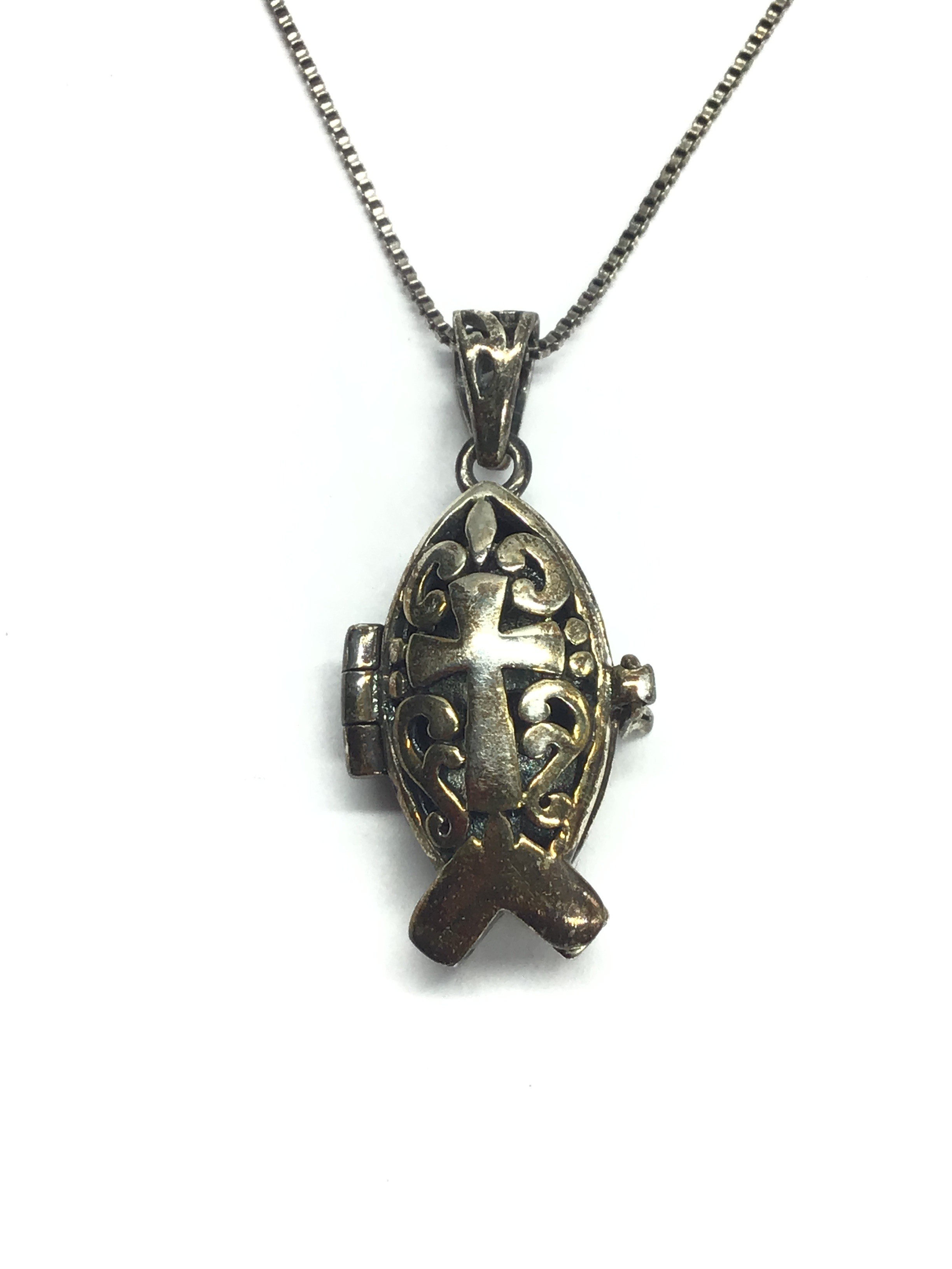 Sterling silver necklace with pendant