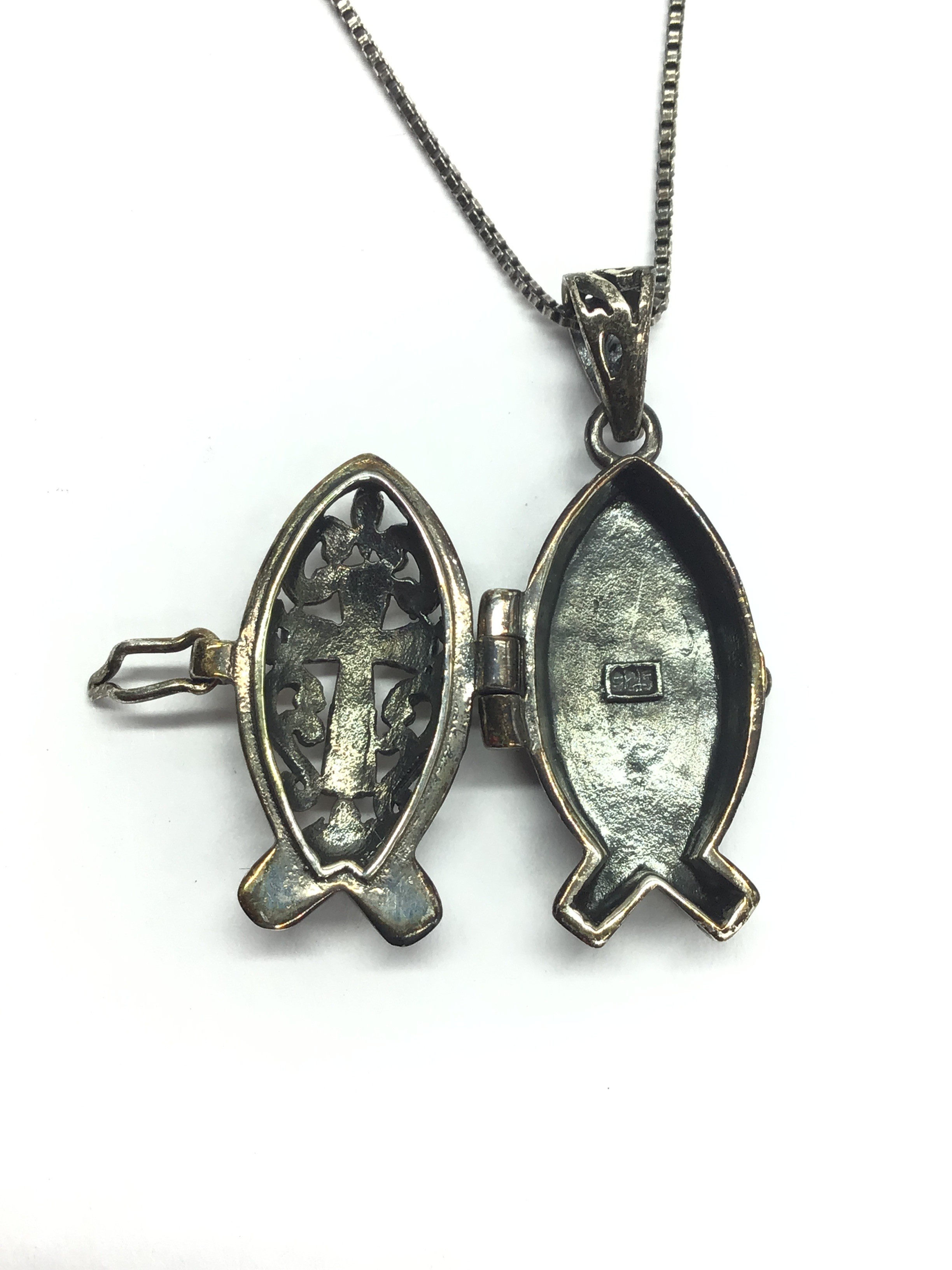 Sterling silver necklace with pendant