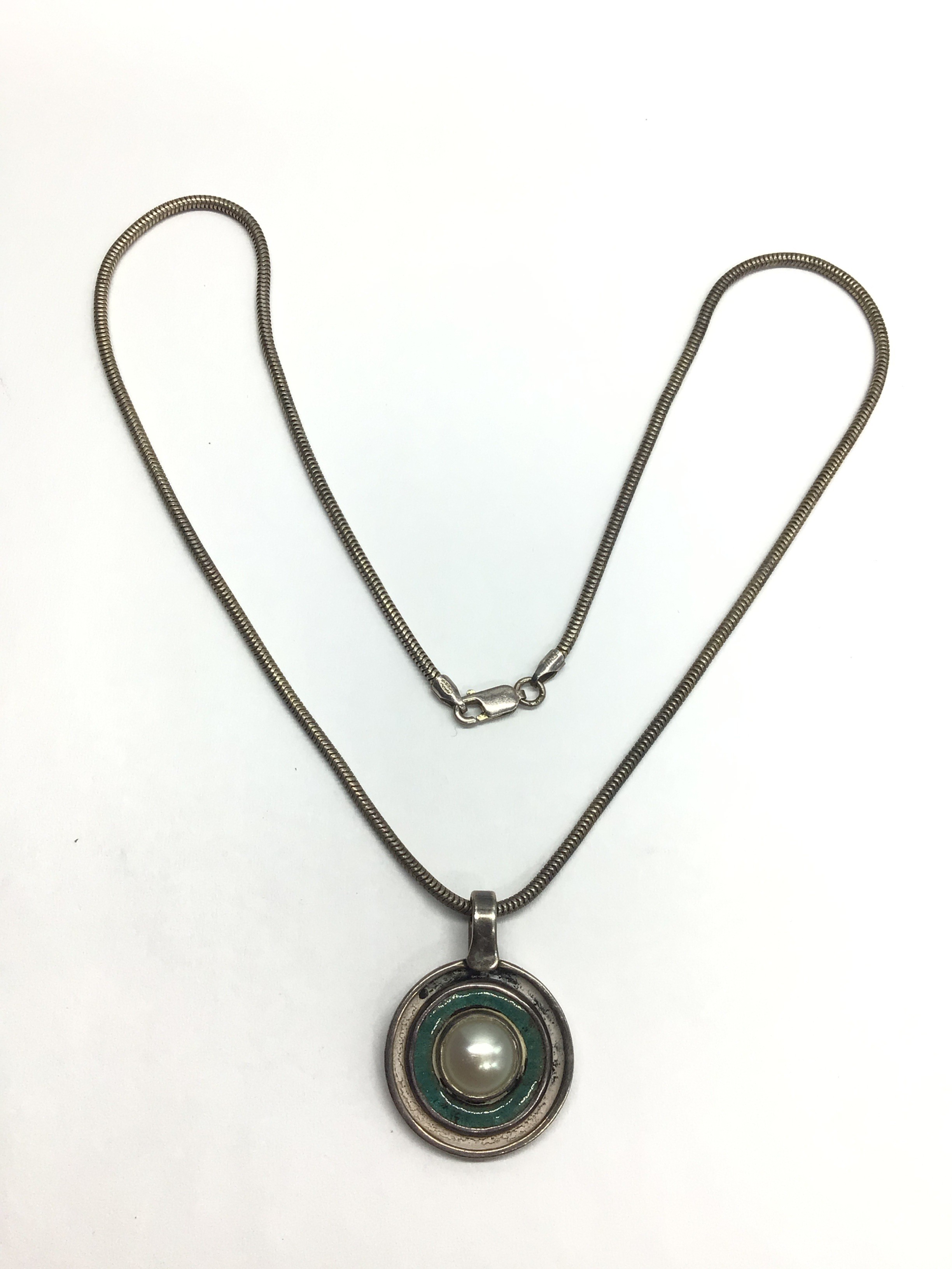 Sterling silver necklace with pendant