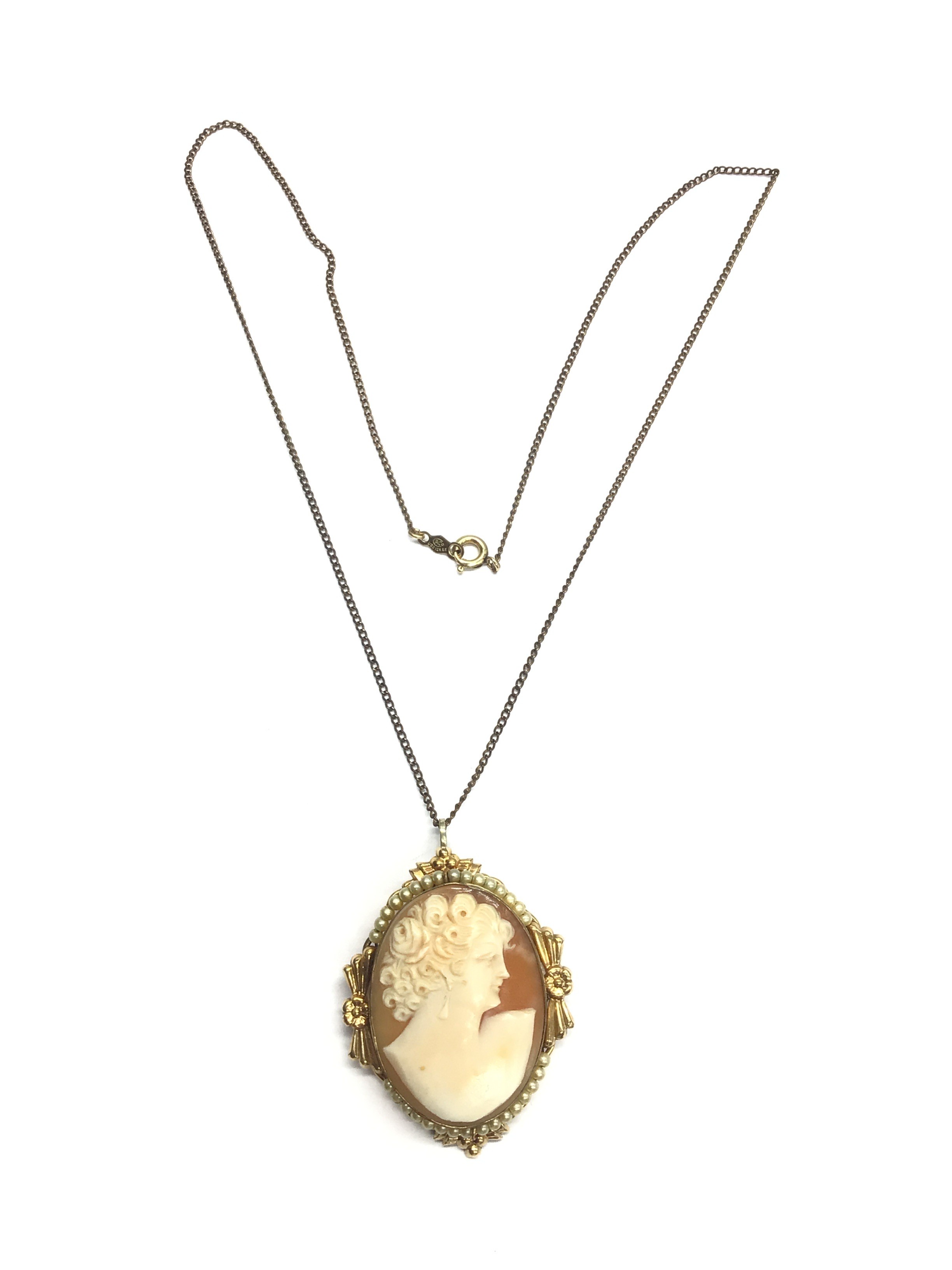 Gold necklace with pendant