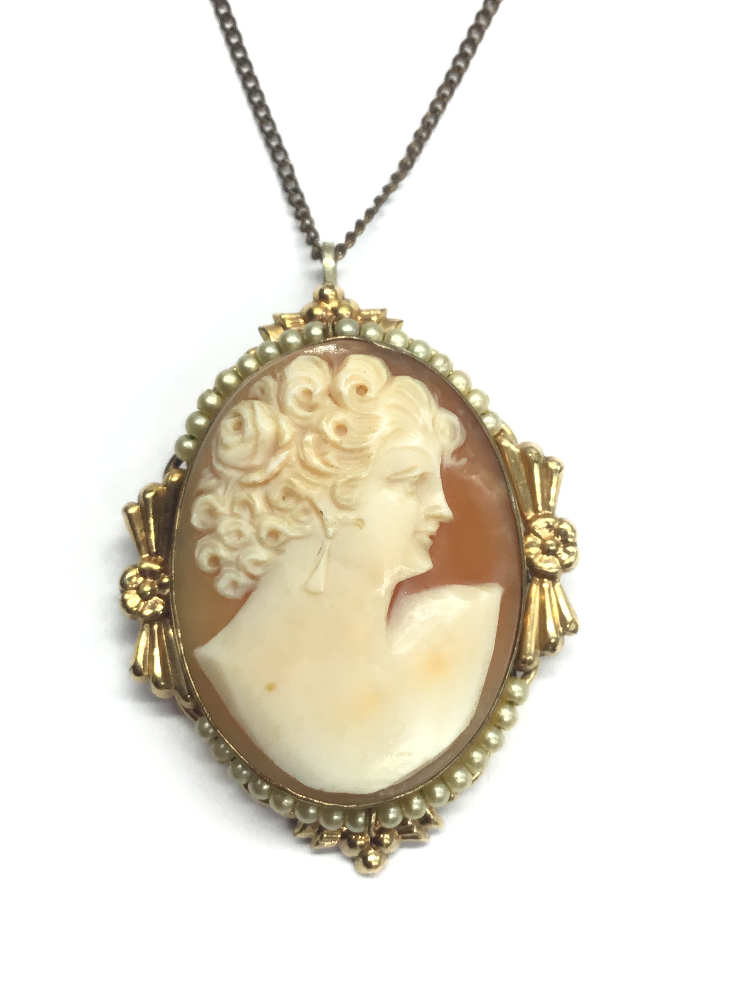 Gold necklace with pendant