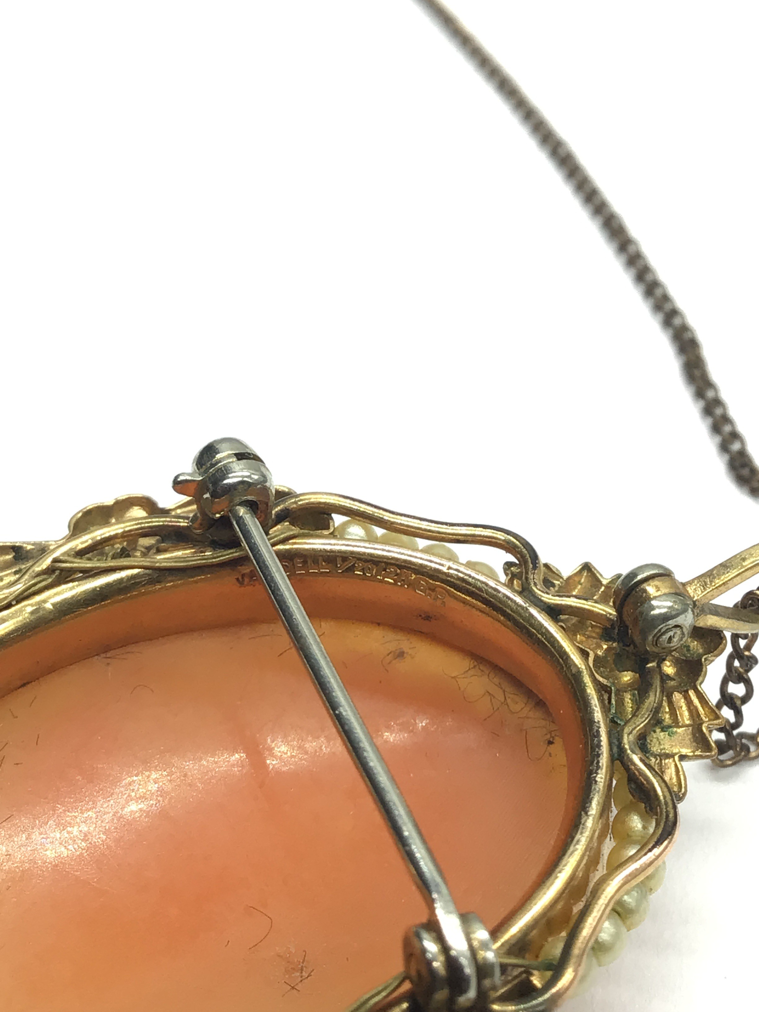Gold necklace with pendant