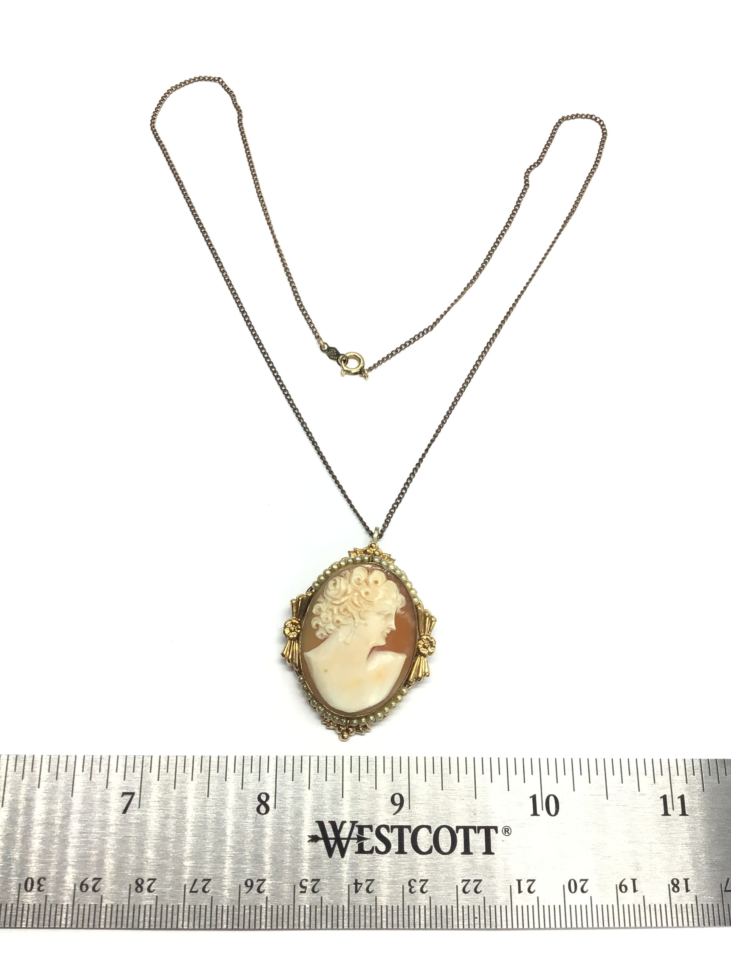 Gold necklace with pendant