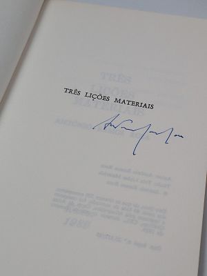 Ant&oacute;nio Ramos Rosa; Tr&ecirc;s li&ccedil;&otilde;es materiais. ROSA (Ant&oacute;nio Ramos) 
TR&Ecirc;S Li&ccedil;&otilde;es Materiais . Lisboa: 