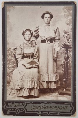 Кабинет-портрет двух девушек. – Б.м., б.г., на фирменном бланке, размер 16,3х10,5 см. Два 