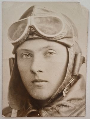 "Везде и всюду надоедаю Вам. Так как, не убраться не в чемодан, не в коробку из-под конфет, еду 