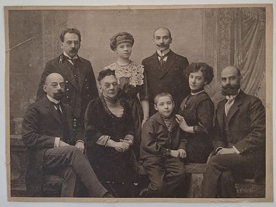 Семейный кабинет-портрет. Кон. XIX века. На картонном основании. Размер: 24х17,7 см. Загрязнения 