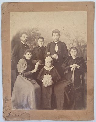 [Редкость] Семейный кабинет-портрет. Мещане. – Велиж (Витебская губ.): А. Тевелев, кон. XIX 