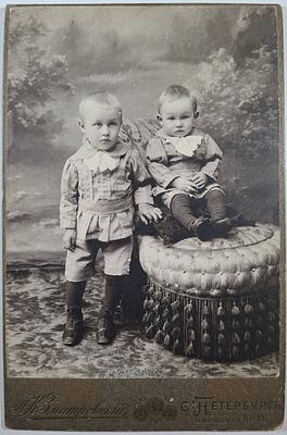 Парный детский кабинет-портрет. – СПб.: Фотография Л.К. Змитровского, [1904-1914]. На фирменном 