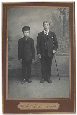 Семейный кабинет-портрет. На фирменном бланке. – Петроград: Общедоступная фотография И.Н. 