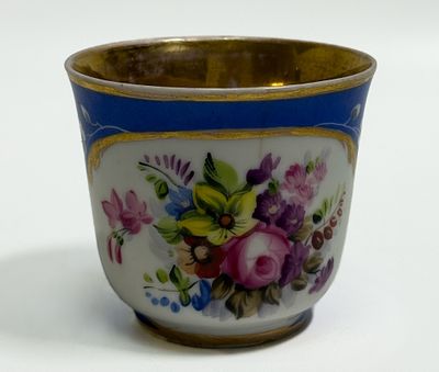 Чашка кофейная. Алексей Попов, XIX в. Высотка 6,5 см. Склейка ручки, скол на дне, паутинка 