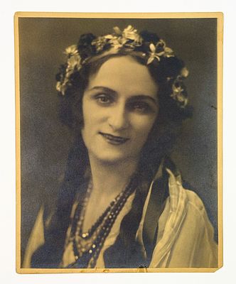 Фото балерины Т. Вечесловой в польском народном костюме. – Бостон: De Mirjian Studios, [1930-е 