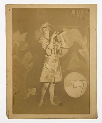 Портрет [Т. Вечесловой?] в костюме. Фото на бумажной основе – Saul Bransburg, [1920-е ?]. 