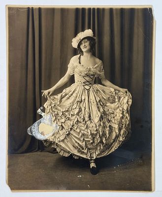 Девушка в платье. Фото. – Нью-Йорк: H.Taar CO.inc, [1920-е ?]. Размер: 24,6х19,3 см. Точечное 