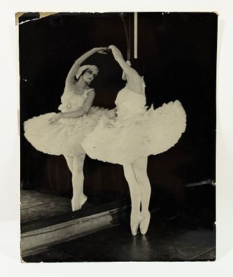 Зеркальный танец. Фотография – [1920-е ?]. Размер: 25,3х20,4 см. Фотография незначительно 