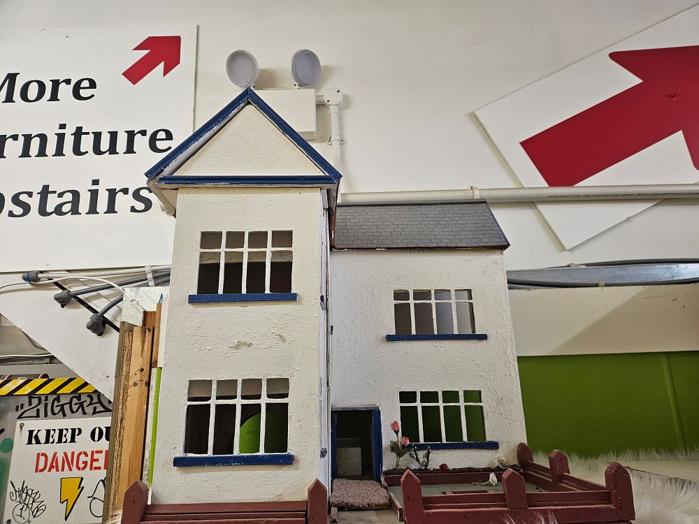 Lot 159 – A Vintage Mid-20th Century Two-Storey Dollhouse in the Suburban Style
