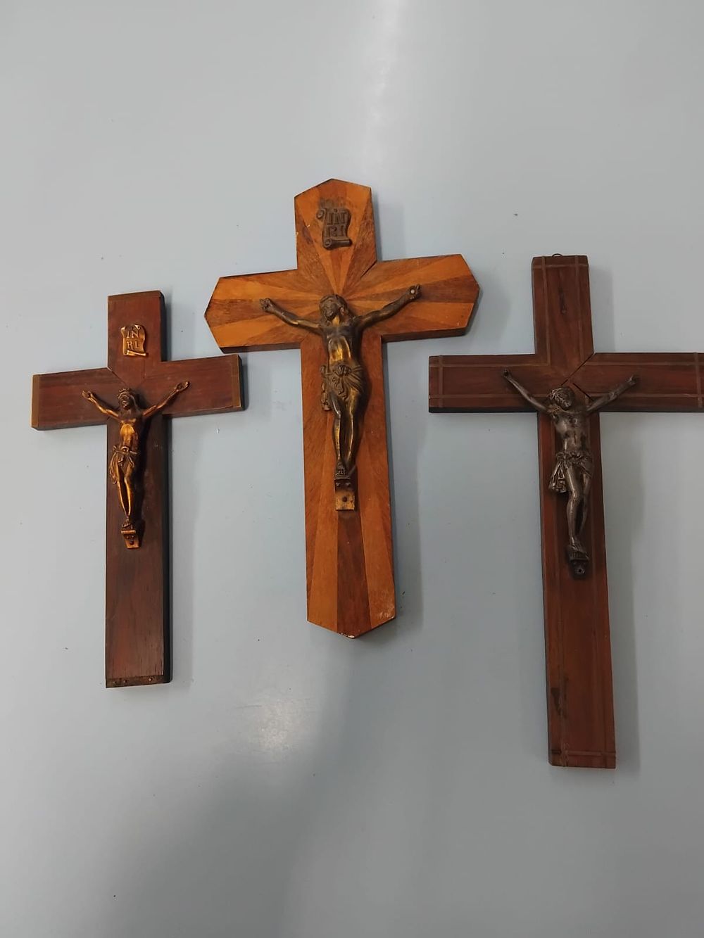 Lot 265 – Three 20th-century wooden wall-hanging crucifixes with cast metal corpora