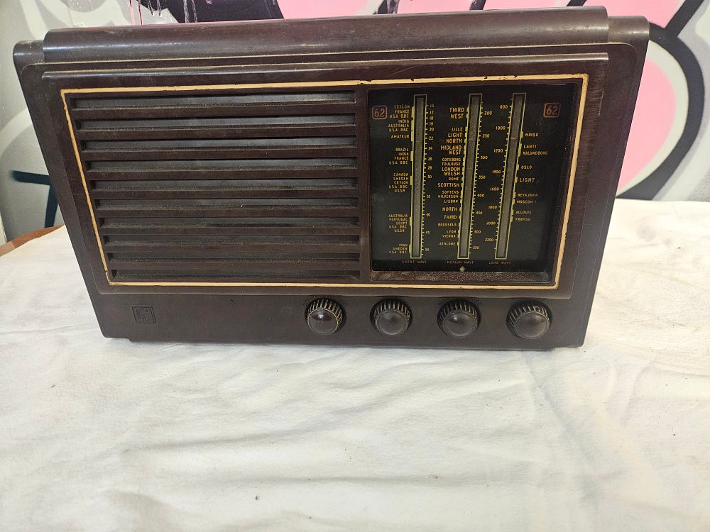 Lot 297 – A Radio Rentals Model 62 Bakelite Table Radio