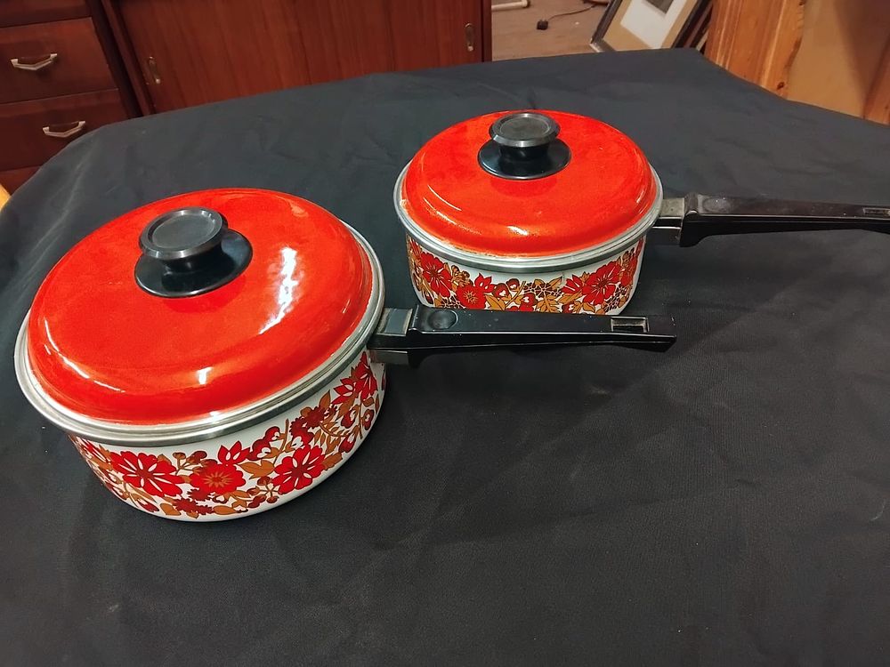 Lot 317 – A Pair of Vintage Enamelware Saucepans in the Style of Austria Email