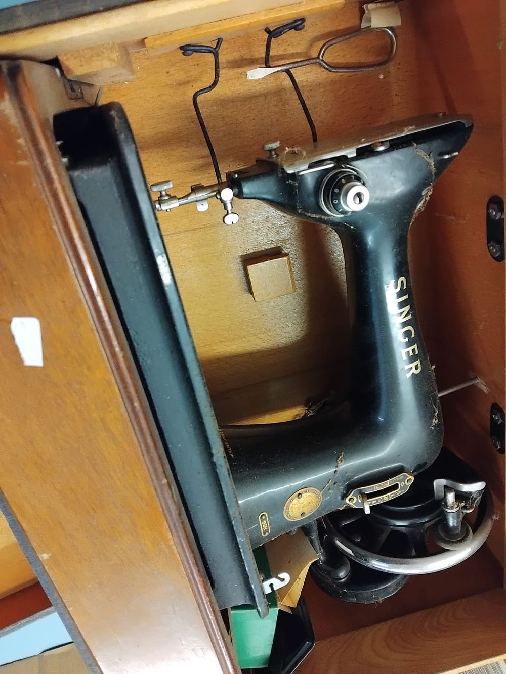 Lot 354 – A Vintage Singer 99K Sewing Machine in a Wooden Cabinet