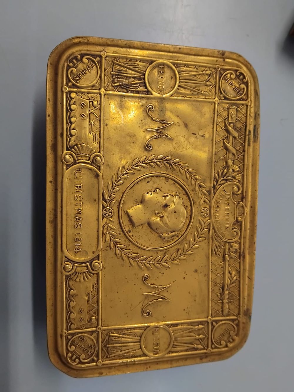 Lot 392 – WWI British Princess Mary Christmas 1914 Brass Gift Tin