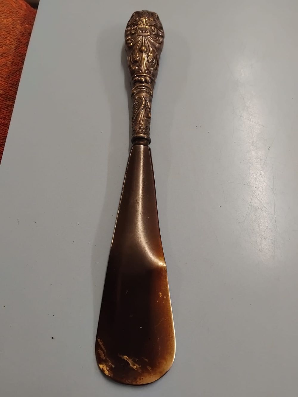Lot 406 – A Victorian or Edwardian silver handled shoe horn with natural horn blade