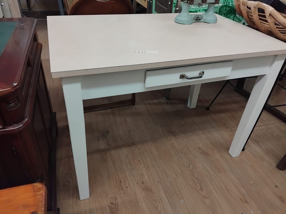 Lot 156 – A Mid-20th-Century formica kitchen table