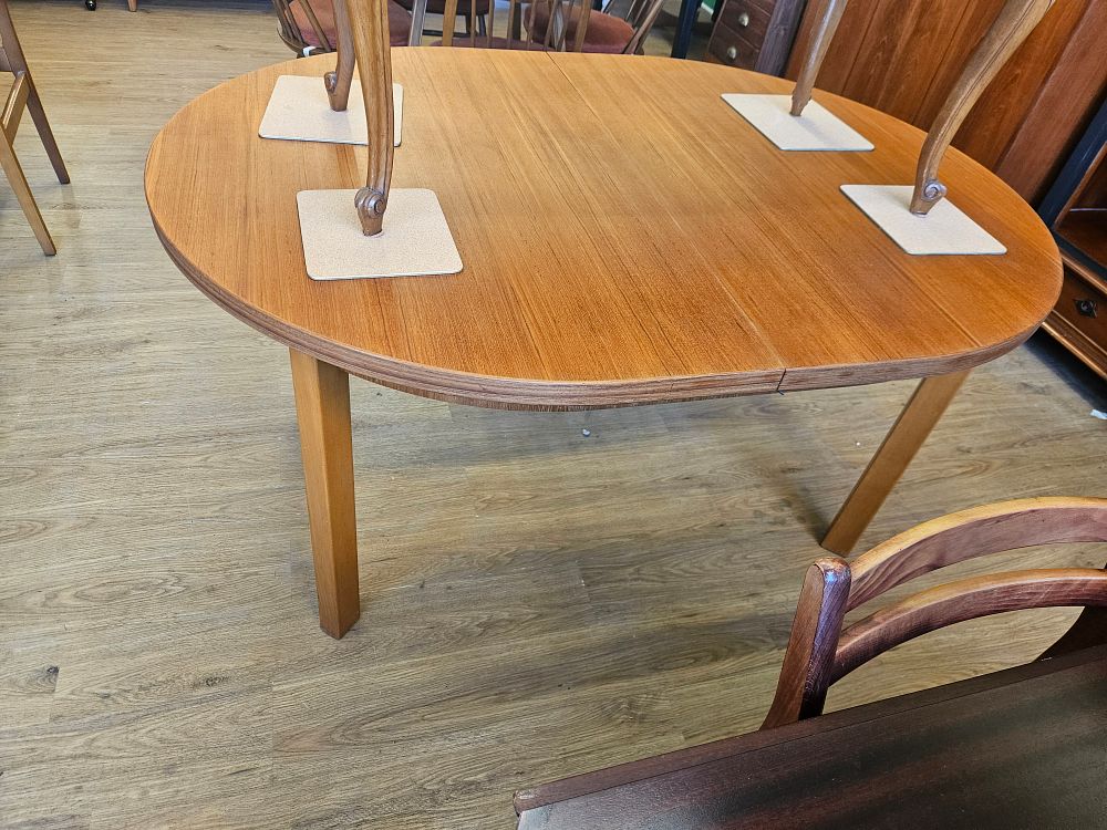 Lot 171 – A Mid-Century Modern Teak Extending Dining Table