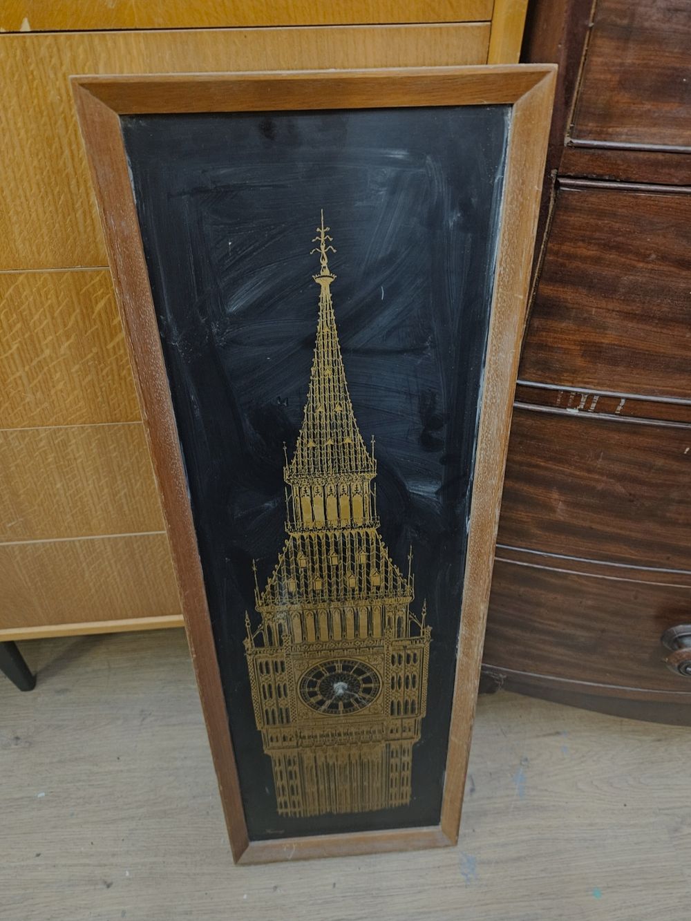 Lot 228a – A Mid-Century Glass Wall Clock Depicting Big Ben, London