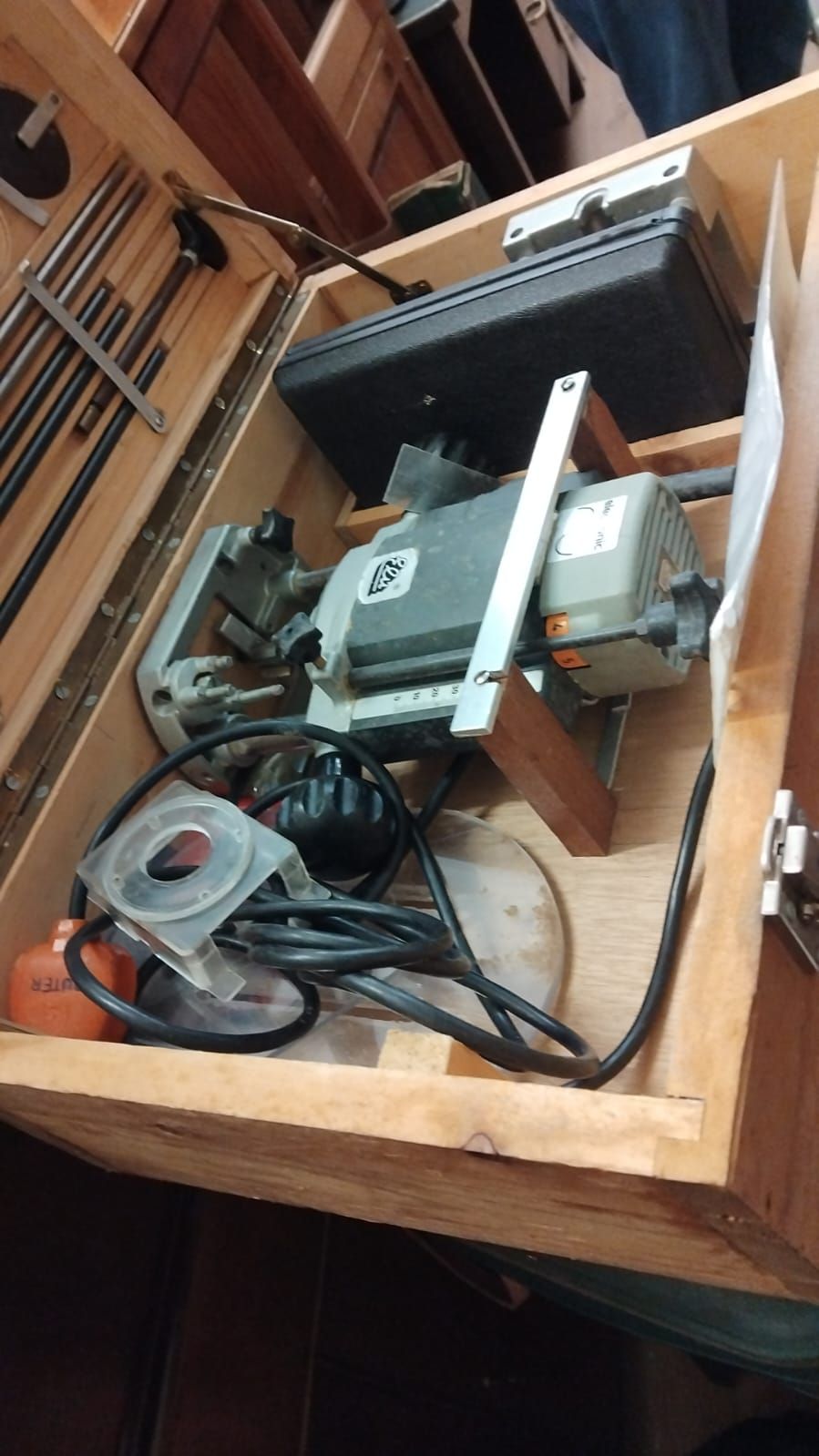 Lot 271a – A Ryobi Electronic Plunge Router and Accessories in a Fitted Wooden Storage Case