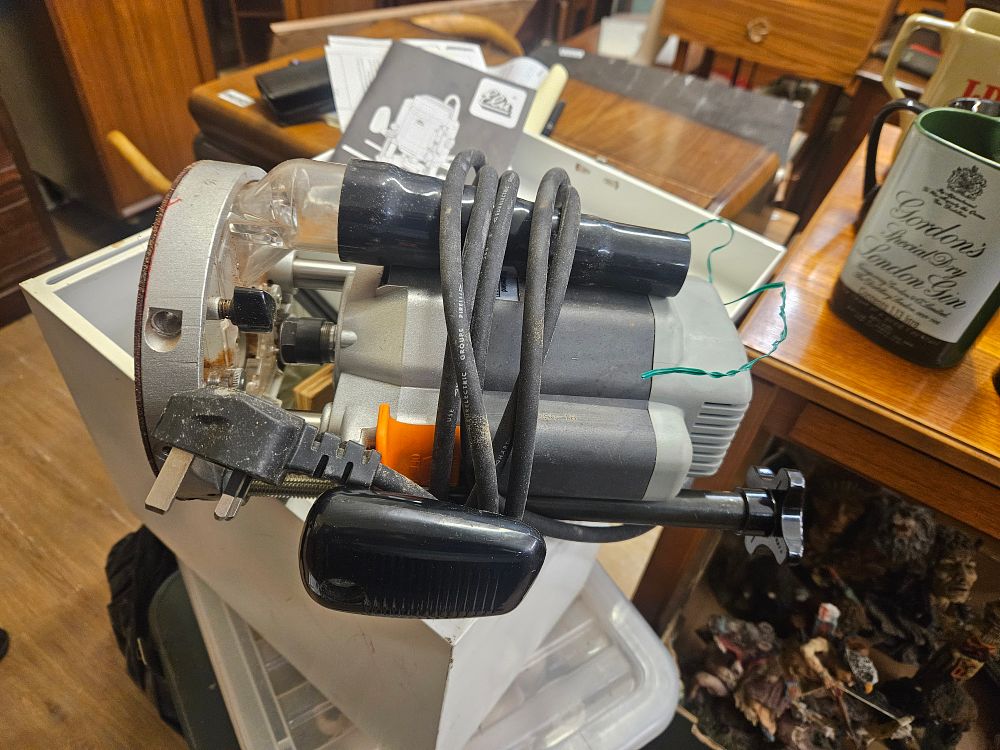 Lot 287a – Elu Professional Electric Plunge Router with Instruction Manual