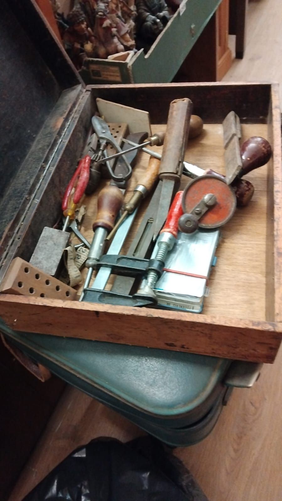 Lot 296c – An Assortment of Vintage Hand Tools and a Wooden Chest