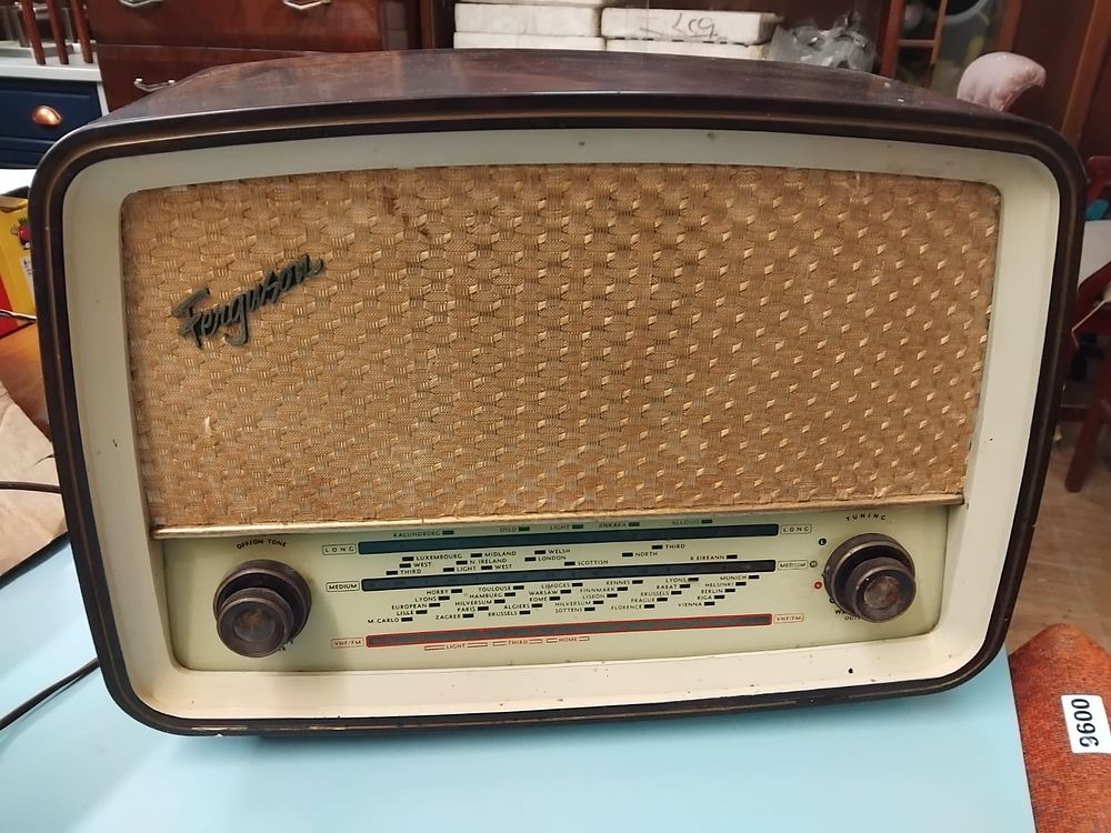 Lot 298 – Ferguson Model 382U Bakelite Tabletop Valve Radio