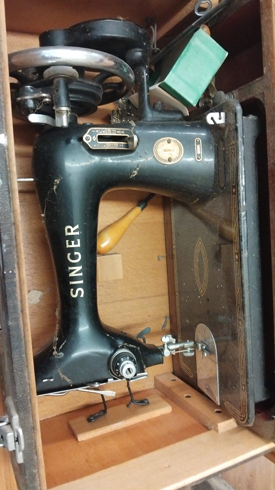 Lot 304 – A Singer Model 99K Sewing Machine in a Wooden Case