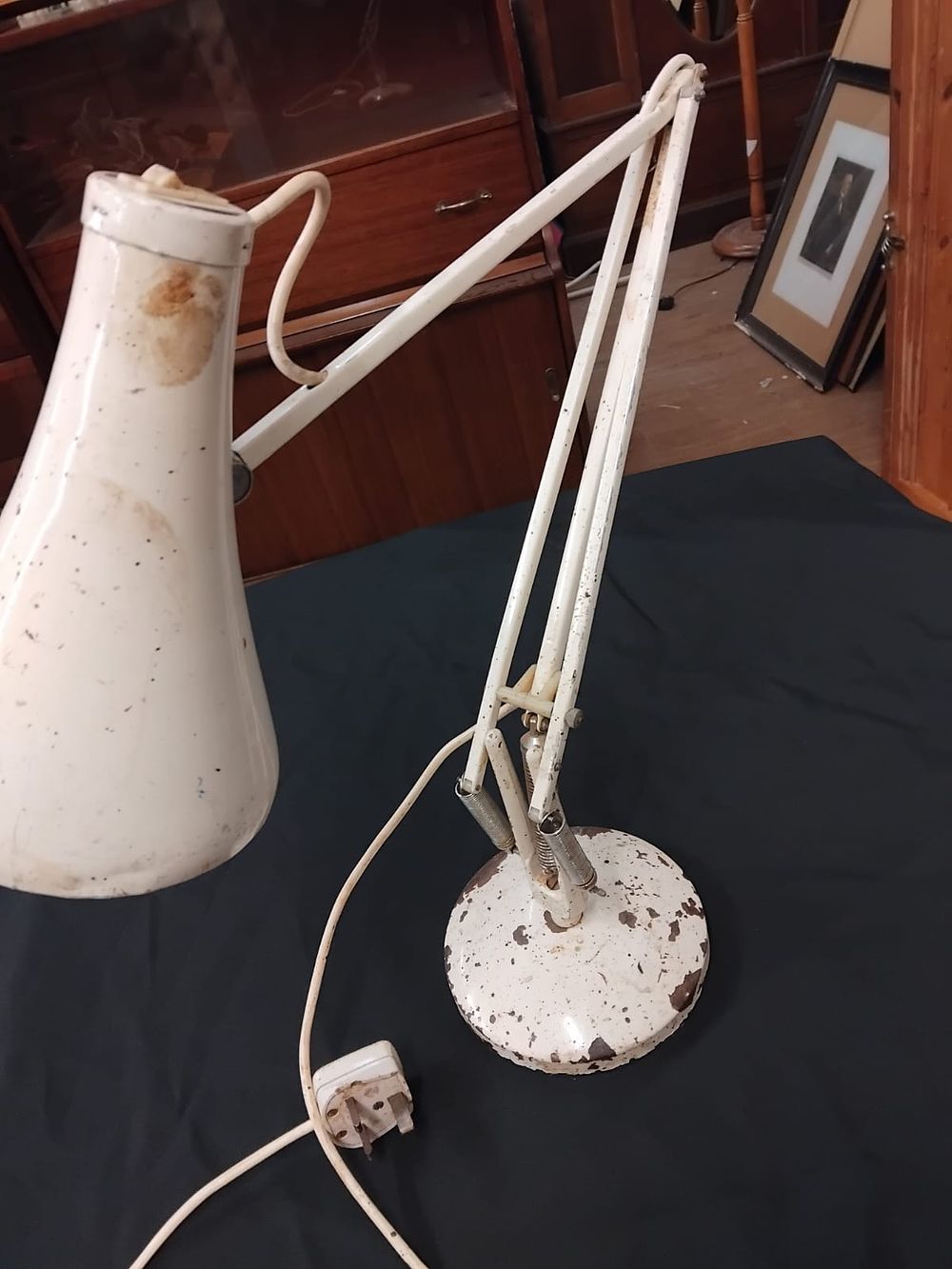 Lot 332 – Vintage Herbert Terry and Sons Ltd Anglepoise White Painted Metal Adjustable Desk Lamp