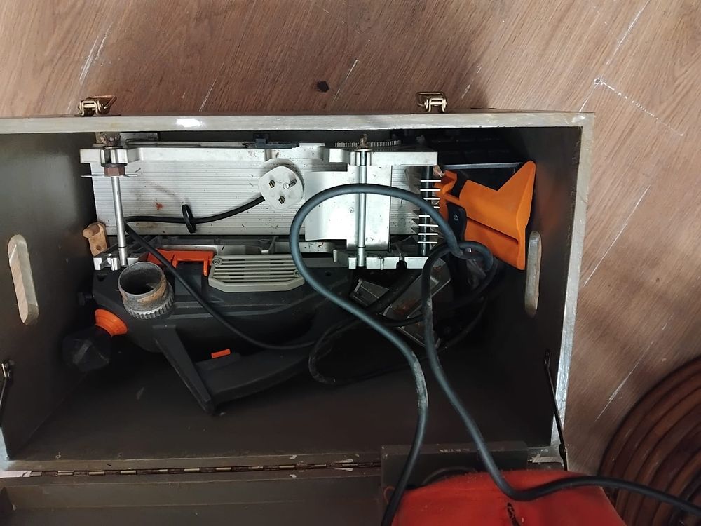 Lot 335a – A Portable Electric Power Planer with Bench-Top Thicknessing and Surfacing Conversion Kit and Storage Case