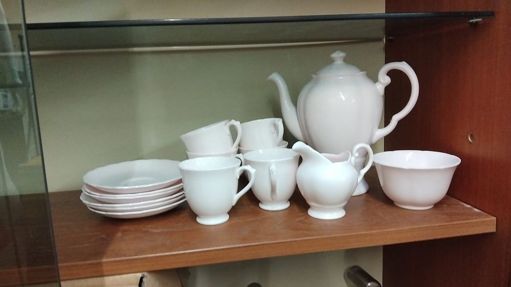 Lot 346a – A Tuscan Fine English Bone China Tea Service