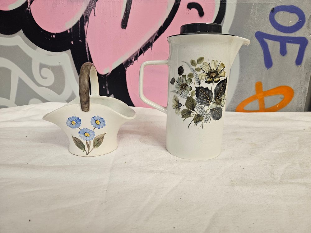 Lot 356 – Two ceramic items including a coffee pot in the style of J & G Meakin Poppy pattern