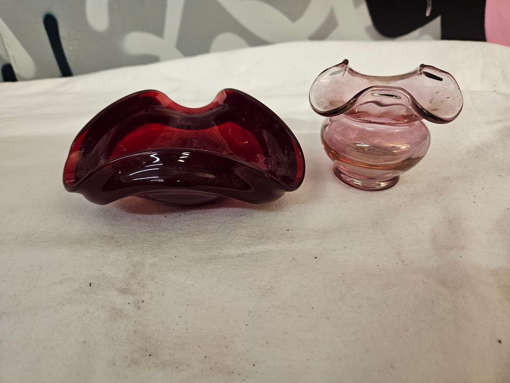 Lot 385 – Two Pieces of Vintage Decorative Coloured Glassware