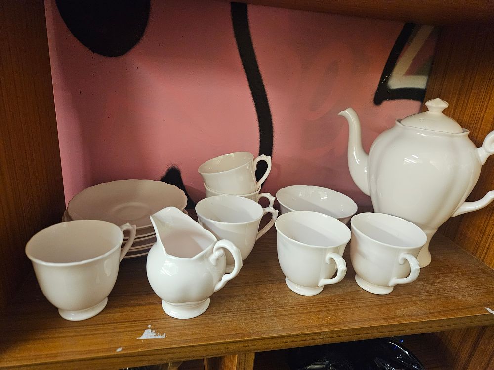 Lot 212 – A Tuscan Fine Bone China Tea Service