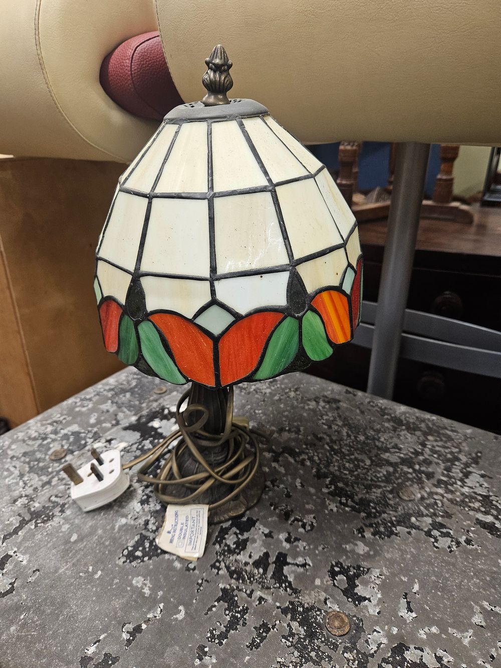 Lot 289 – A Tiffany Style Stained Glass Table Lamp with Scalloped Border