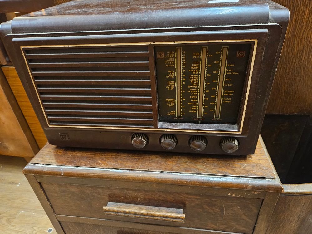 Lot 290 – Radio Rentals Ltd. Model 62 Bakelite Valve Radio