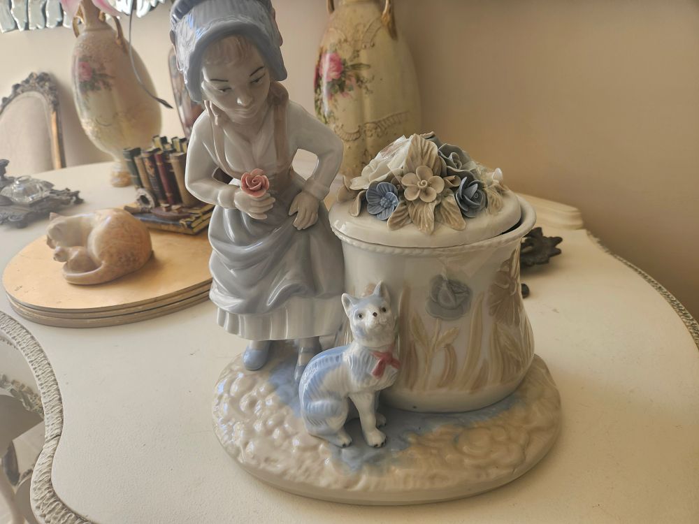 Lot 300b – A Spanish Glazed Porcelain Figural Group by Porcelanas Bales