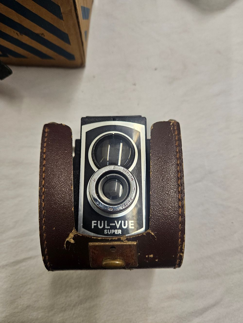 Lot 324 – Ross Ensign Ful-Vue Super Medium Format Pseudo-TLR Camera with Leather Case