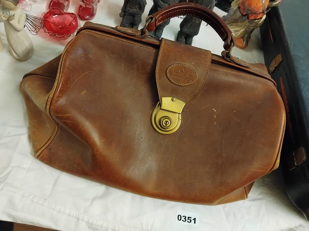 Lot 350 – A Vintage Henry & Martin Leather Gladstone Doctor’s Bag