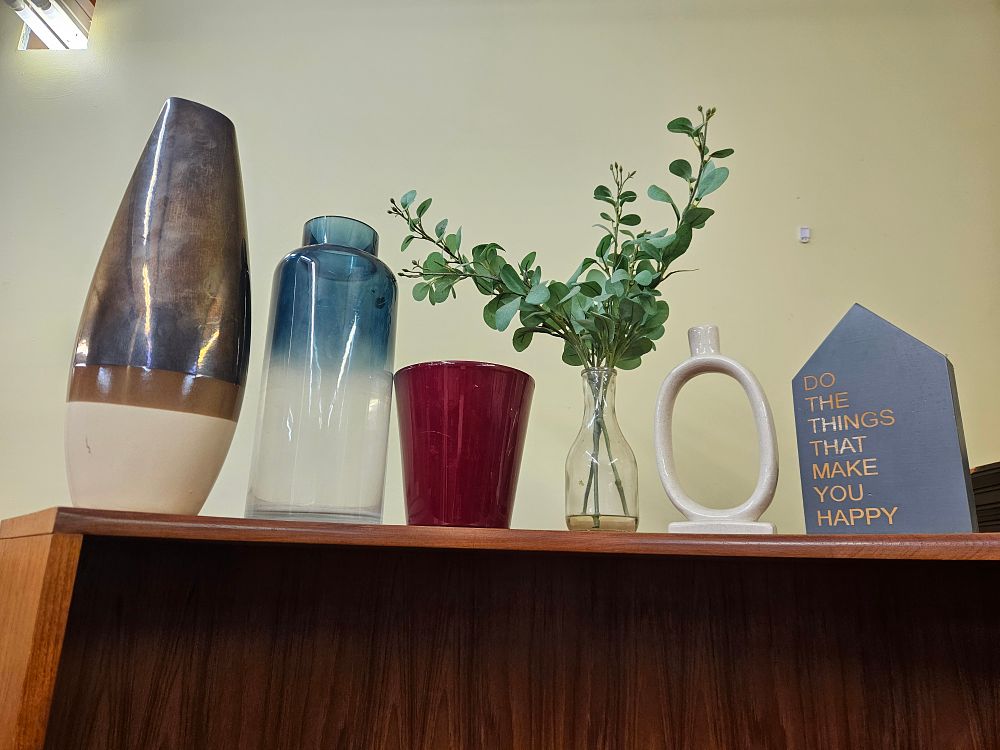 Lot 371 – An Assortment of Contemporary Decorative Homewares and Vessels